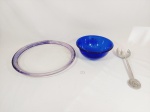 Kit 3 Peças sendo prato de bolo  com friso azul , 1 saladeira em vidro  cobalto com colher em metal. Medida: prato 33 cm , saladeira 9 cm x 21 cm e colher 29 cm
