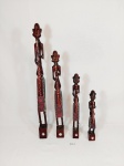 Enfeites 4 Esculturas em madeira representando homens africanos. 2 apresentam restauros  conforme a foto .MEDE: maior 48 cm e menor 23 cm