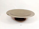 centro de mesa Fruteira Redonda  sob pedestal em Metal Prateado. Medida: 9 cm x 32 cm
