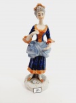 Escultura representando dama antiga em porcelana . medida 19 cm e base 6,5 cm