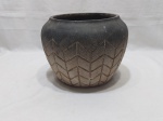 Cachepot, vaso em cerâmica desenhada, pintada. Medindo 25,5cm de diâmetro de bojo x 20cm de altura.