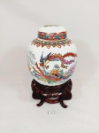 Potiche em porcelana Oriental decorado aves e flores sob peanha de madeira Medida: 14 cm x 6 cmpeanha 9 cm x 11 cm