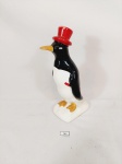Enfeite Escultura  ceramica Representando Pinguim . Medida: 23 cm . apresenta desgastes na policromia .