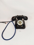 Antigo telefone em Baquelite preto com disco funcionando Medida:16 cm x 15 cm