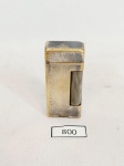 Isqueiro  marcado Dunhill london em metal   porcedencia Suiça. Medida: 5 cm x 2 cm. Funcionamento desconhecido.