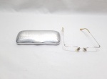 Linda armação de óculos banhada à ouro branco 12k, com estojo em metal.