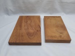 Lote de 2 tábuas em madeira pesada. Medindo a maior 37,5cm x 24cm x 3,5cm de altura.