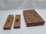 Lote de tábua em madeira pesada com 2 pequenos tocos em madeira. Medindo a maior 30cm x 19cm x 5,5cm de altura.