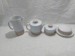Jogo de 4 peças de servir em porcelana Renner Medaillon. Composto de bule, leiteira, açucareiro e manteigueira.