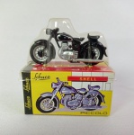 Brinquedo antigo Schuco - Moto Triumph Boss - Shell - Na embalagem original. As rodas giram livremente e os pneus são em borracha. A caixa mede 6,5cm de comprimento