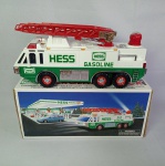 Caminhão de emergência HESS Emergency Truck - Funcionando - Assista ao vídeo. A embalagem mede 30,5cm de comprimento. As rodas giram livremente. Com tema dos Postos HESS.