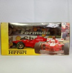Lindo carro de corrida em miniatura diecast na escala 1/20 - Ferrari F310 1996 - Michael Schumacher - Fabricado pela Maisto com caixa original. As rodas giram livremente e os pneus são em borracha, as rodas esterçam.
