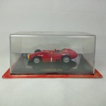 Ferrari D50 - Carro miniatura escala 1/43 Ferrari Collection. Caixa e base originais. Carro de coleção em metal com partes em plástico injetado