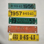 AUTOMOBILISMO COLECIONISMO - Lote com 05 (Cinco) plaquetas de licenciamento de veículo de São Paulo, respectivamente dos nos de 1956, 57, 58, 59 e 1960 do mesmo automóvel. Muito bem conservadas em razão do tempo.