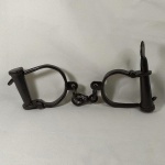 MILITARIA - ANTIGA ALGEMA usada pela Polícia Americana (Antique Style Iron Handcuffs Antique Police Shackles-Props). Trata-se de uma reedição.
