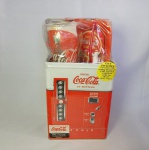 Coca Cola - Maravilhoso kit com lata em forma de  Maquina automática modelo 1950 de lata e copo de vidro, guardanapo, canudo, bandeja e saco de cereal. Lacrado. A lata mede 20cm de altura