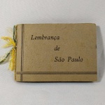 FOTOGRAFIA - Maravilho e pequeno álbum denomindo Lembrança de São Paulo, manuscrito a data de 1946, com 10 (dez) fotos marcantes da cidade de São Paulo. O álbum fechado mede aprox. 10 x 07 centímetros.