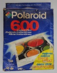 Colecionismo/fotografia - Raro filme Polaroid 600, sem uso, com vencimento em dezembro de 2001. O estado de conservação da embalagem é pobre, nota-se que foi armazenado sem maiores cuidados. O cartucho com as fotos está presente, mas, sem nenhuma condição de eventual uso, serve apenas para compor um cenário com uma câmera Polaroid ao lado. Como disse o estado de conservação não é bom, mas devido a raridade de se achar um filme Polaroid antigo a peça se presta ao colecionismo. Os filmes Polaroid nunca foram baratos, então ninguém comprava um cartucho que não fosse para usar, por isso é muito raro se achar um exemplar com mais de 20 anos ainda sem uso. Material vendido no estado em que se encontra, apenas para o colecionismo.