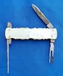 39 - CANIVETE - MULTI LÂMINA - UMA QUEBRADA - PLACAS EM MADREPÉROLA - ATENTAR PARA O PALITO DE DENTE - E PEQUENO GARRFO - PROVAVELMENTE INGLêS - SEM CUNHO - 7 CM
