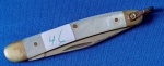 46 - CANIVETE - INOX - ITÁLIA - ANOS 60 - PLACAS MADREPÉROLA - ABERTO 10,5 CM - FECHADO 6 CM
