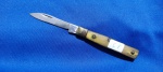 58 - ESCASSO CANIVETE TRAMONTINA DOS ANOS 50 OU ANTERIORES - PEQUENA DIMENSÕES FECHADO 4,8 CM; ABERTO 10,5 CM - SEM ARGOLA - BOLSTER EM LATÃO - CABO EM PLACAS DE CHIFRE
