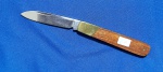 64 - RÚSTICO CANIVETE - ANOS 80 - CHNA - STAINLESS - PLACAS EM MADEIRA - ABERTO 14,5 CM;  FECHADO  8 CM - BOLSTER EM LATÃO