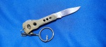 65 - RÚSTICO CANIVETE CHAVEIRO - STAINLEES PAKISTAN - EMPUNHADURA EM LATÃO - ABERTO 10 CM - FECHADO 6 CM