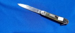 66 - ARTESANAL RÚSTICO CANIVETE CHAVEIRO -  EMPUNHADURA EM CHIFRE COM APOSIÇÃO DE PLACA CPOM INICIAIS G.F.A. - ABERTO 12,7 CM - FECHADO 7,2 CM - BOLSTER METÁLICO