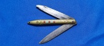 83 - CANIVETE INDIANO PEIXE/BORBOLETA COM DUAS LÂMINAS  - CHASSI EM LATÃO LAVRADO E PINTADO - ABERTO  14 CM - FECHADO 7,5 CM