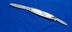 71 - CANIVETE COLO COM DUAS LÂMINAS - FECHADO 8,5 CM , ABERTO NA LÂMINA PRINCIPAL 14,5 CM, LÂMINA SECUNDÁRIA COM 4,3 CM, PLACAS METAL LAVRADO COM RESERVA PARA GRAVAÇÃO
