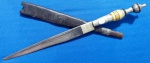 11 - FACA REGIONAL NORDESTE BRASIL - AO MODO FACA DE PONTA - COMPRIMENTO TOTAL 23 CM , LÂMINA  14,5 CM - AÇO CARBONO - BOTÃO REDONDO  RICASSO RECOBERTO COM ALPACA -  EMPUNHADURA EM ANÉIS DE CHIFRE, E METAL PONTA A REFILAR