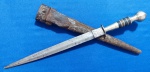 14 - FACA REGIONAL NORDESTE BRASIL - MINIATURA -- AO MODO PUNHAL - COMPRIMENTO TOTAL 21,5 CM , LÂMINA  15 CM - AÇO CARBONO - LÂMINA DE DUAS CAÍDAS COM RICASSO DESENHADO  - GUARDA EM METAL - EMPUNHADURA EM ANÉIS DE CHIFRE, E METAL -