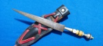 16 - FACA REGIONAL NORDESTE BRASIL - MINIATURA -- AO MODO PUNHAL - COMPRIMENTO TOTAL 19,5 CM , LÂMINA  12,5 CM - AÇO CARBONO - - GUARDA EM METAL - EMPUNHADURA EM ANÉIS DE CHIFRE, E METAL -
