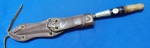 20- FACA REGIONAL MINAS/SÃO PAULO - MINIATURA -  EMPUNHADURA DE BARRIL OU FILINGO - COMPRIMENTO TOTAL 19 CM , LÂMINA  11 CM - AÇO CARBONO - BOTÃO ENVIESADO - EMPUNHADURA EM ANÉIS DE CHIFRE E METAL