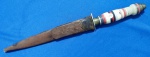 26 - FACA/PUNHAL  RÚSTICO - COMPRIMENTO 25 CM - LÂMINA 15,5 CM - GUARDA EM "CHAPA" - CABO EM ANÉIS DE PLÁSTICO E METAL - ARTESANAL