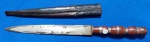 29 - FACA/PUNHAL RÚSTICO - COMPRIMENTO 24 CM - LÂMINA 15 CM - GUARDA EM "CHAPA" - CABO EM SEGMENTOS DE PLÁSTICO E METAL