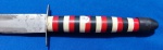 31 - FACA/PUNHAL FOLCLÓRICO INDUSTRIAL  - COMPRIMENTO 26,5 CM - LÂMINA 15,5 CM - GUARDA EM "CHAPA" - CABO EM SEGMENTOS DE PLÁSTICO E METAL