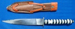 45 -  FACA/PUNHAL - INDUSTRIAL  - COMPRIMENTO 19 CM - LÂMINA 10,5 CM - GUARDA EM "CHAPA" - CABO EM SEGMENTOS DE PLÁSTICO  METAL - MINIATURA