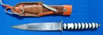 46-  DESCALVADO - FACA/PUNHAL - INDUSTRIAL  - COMPRIMENTO 19,5 CM - LÂMINA 11 CM - GUARDA EM "CHAPA" - CABO EM SEGMENTOS DE PLÁSTICO  METAL - MINIATURA