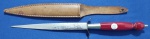 55 - CAROCA - CAMPINA GRANDE - PUNHAL COM GUARDA - COMPRIMENTO 20,5 CM - LÂMINA 11 CM - GUARDA EM S - CABO EM ANÉIS DE SINTÉTICO - BAINHA EM COURO