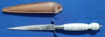 56 - CAROCA - CAMPINA GRANDE - PUNHAL COM GUARDA - COMPRIMENTO 14,5 CM - LÂMINA 7 CM - GUARDA EM S - CABO EM ANÉIS DE SINTÉTICO - BAINHA EM COURO