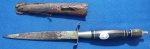 57 - CAROCA - CAMPINA GRANDE - PUNHAL COM GUARDA - COMPRIMENTO 15 CM - LÂMINA 7,5 CM - GUARDA EM S - CABO EM ANÉIS DE CHIFRE - BAINHA EM COURO
