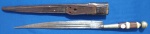60 - CAROCA - CAMPINA GRANDE - FACA DE PONTA  - COMPRIMENTO 28 CM - LÂMINA 18,5 CM  -  CABO EM SEGMENTOS DE MADEIRA, CHIFRE E METAL -CARACTERÍSTICO BOTÃO EM "V" - BAINHA EM COURO