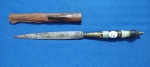 76 - CAROCA - CAMPINA GRANDE - PUNHAL  - COMPRIMENTO 14,5 CM - LÂMINA 7,5 CM  -  CABO EM SEGMENTOS DE METAL E MATERIAL SINTÉTICO -  BAINHA EM COURO DE BODE