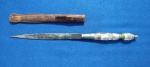 79 - CAROCA - CAMPINA GRANDE - PUNHAL  - COMPRIMENTO 13,5 CM - LÂMINA 7,5 CM  -  CABO EM SEGMENTOS DE METAL E MATERIAL SINTÉTICO -  BAINHA EM COURO DE BODE - RICASSO REFORÇADO