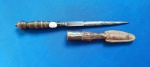 28 - PEQUENO E ROBUSTO PUNHAL DE CAVA DE COLETE - CONSTRUÇÃO INTEGRAL - LÂMINA COM BOTÃO REDONDO E RICASSO INCORPORADO COM CINZELADO - COMPRIMENTO 20 CM - LÂMINA 11 CM - EMPUNHADURA EM ANÉIS DE CHIFRE - BAINHA ORIGINAL