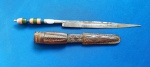 32 - LEGÍTIMA CAROCA - CAMPNA GRANDE - COMPRIMENTO 22 CM - LÂMINA DE 14 CM COM BOTÃO EM "V" - CAVA DE SANFRIA - EMPUNHADURA EM SEÇÕES DE GALALITE - BAINHA ORIGINAL DE COURO DE PESCOÇ DE CABRITO