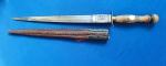33 - ESCASSA ADAGA DE COTEJO MARCA MONTI - COMPRIMENTO TOTAL 34 CM - LÂMINA DE 24 CM - ROBUSTA E COM QUATRO CAÍDAS RICASSO FORTE COM O NOME MONTI EMOLDURADO EM RISCADO - BAINHA EM COURO - EMPUNHADURA EM SEÇÕES DE CHIFRE - BAINHA EM COURO ORIGINAL
