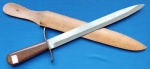2 - FACA AO MODO ADAGA - UTILITÁRIA REGIONAL RS - CBO DE MADEIRA - GUARDA EM LATÃO - COMPRIMENTO TOTAL  39,5 CM - LÂMINA 28 CM - BAINHA EM COURO - SEM USO - ANOS 70