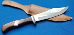 4 - FACA AO MODO BOWIE - UTILITÁRIA REGIONAL RS - CBO DE MADEIRA - BOLSTER  EM LATÃO E ALUMINIO - COMPRIMENTO TOTAL  30 CM - LÂMINA 17 CM - BAINHA EM COURO - SEM USO - ANOS 70